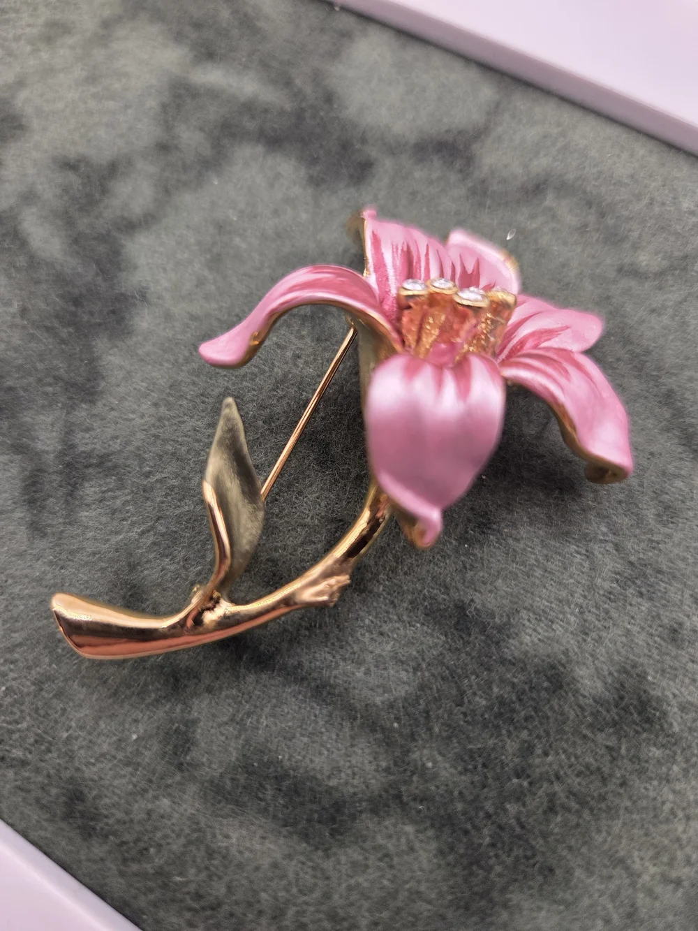1525. Vintage Enamel Lilly Brooch / Pin